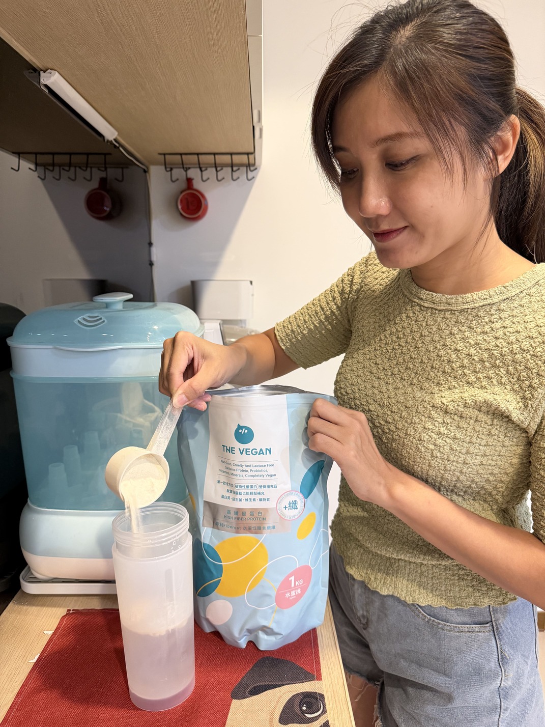 ｜THE VEGAN｜時尚媽咪的必備的飽足感蛋白飲開箱！媽媽們的樂維根好朋友：高纖植物優蛋白、方便營養的大豆蛋白棒、豆皮餅乾陪我每天快樂育兒