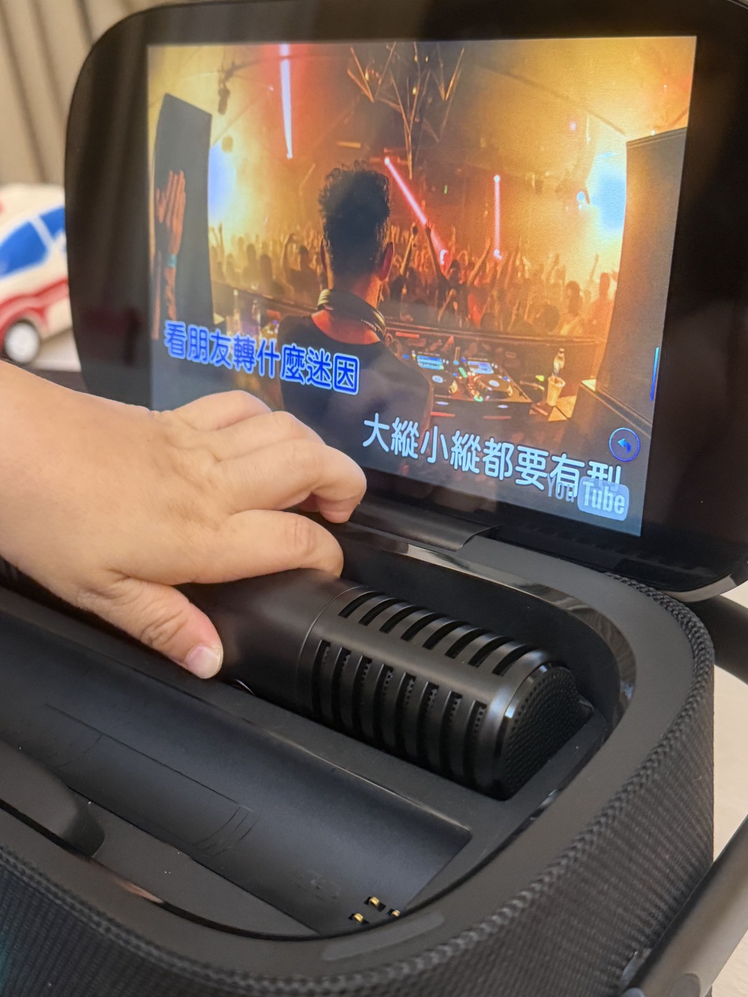 ｜Ikarao愛克拉｜在家秒變KTV的一體式便攜卡拉OK機，最方便的美華卡拉吧走到哪唱到哪
