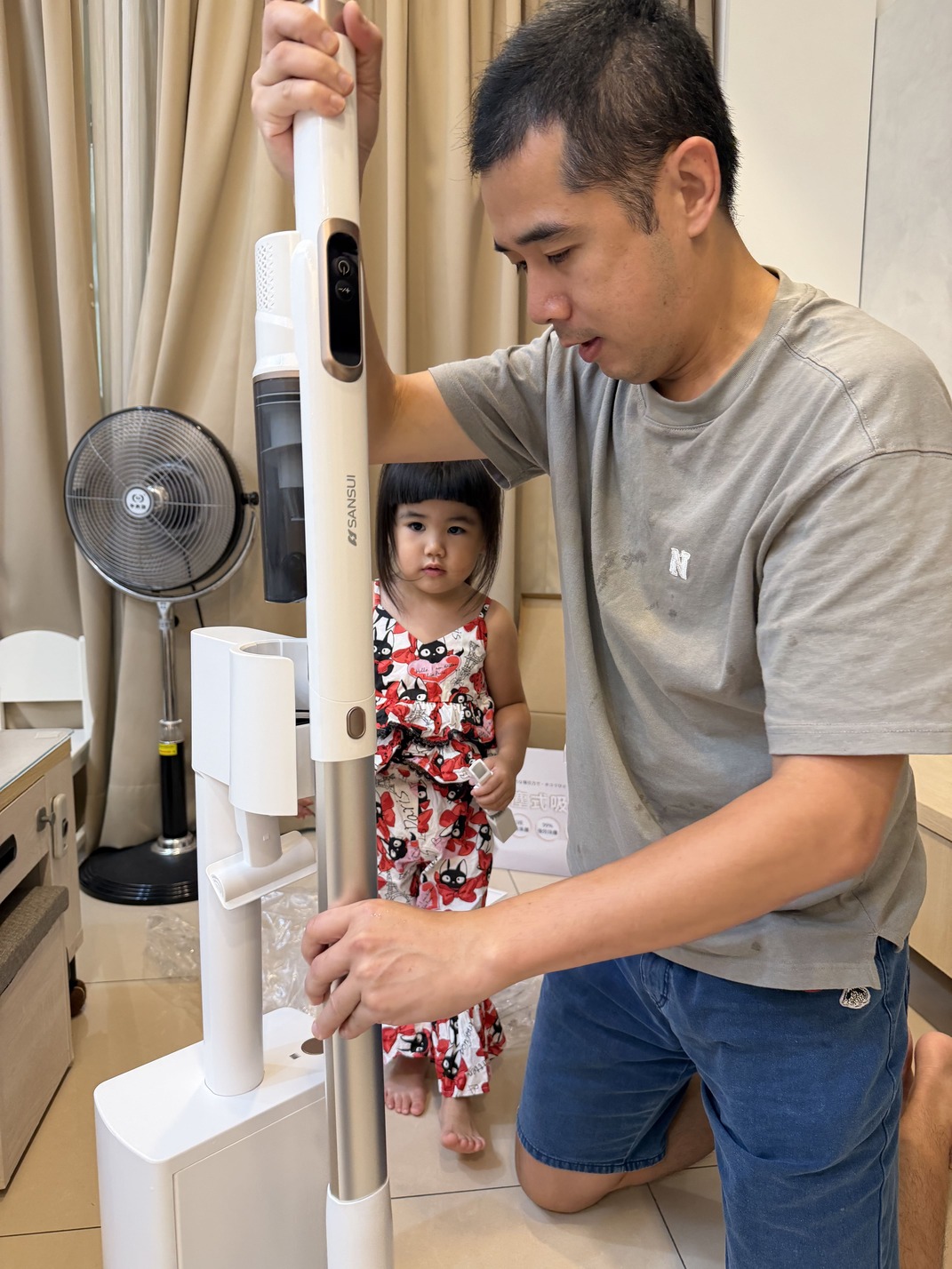 ｜SANSUI山水｜二寶家庭的居家清潔家電開箱：小白淨無線手持吸塵器評價！潔癖爸爸最真實的自動集塵吸塵器實測