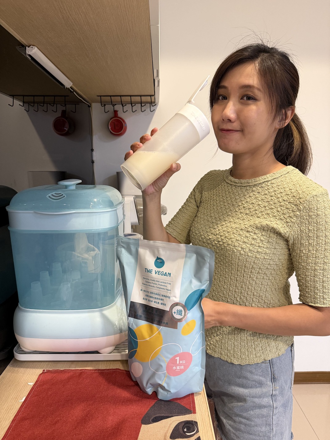 ｜THE VEGAN｜時尚媽咪的必備的飽足感蛋白飲開箱！媽媽們的樂維根好朋友：高纖植物優蛋白、方便營養的大豆蛋白棒、豆皮餅乾陪我每天快樂育兒