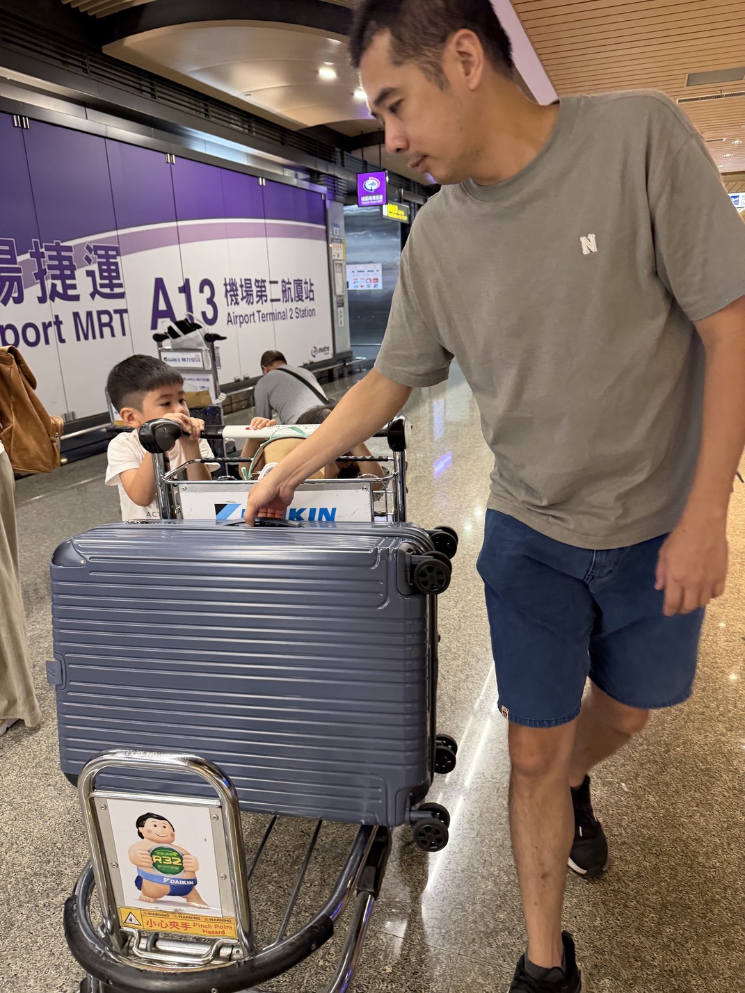 ｜ALLEZ｜帶孩子們出門的好幫手 ALLEZ 奧莉薇閣箱見恨晚第三代，在機場最吸睛的超耐用時尚硬殼行李箱