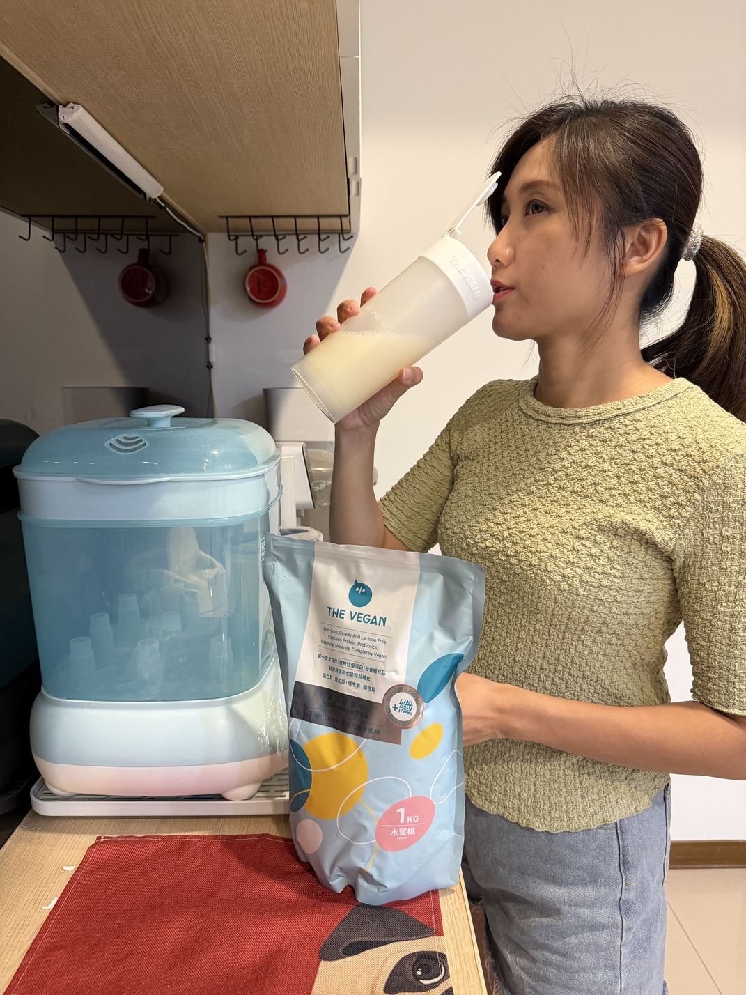 ｜THE VEGAN｜時尚媽咪的必備的飽足感蛋白飲開箱！媽媽們的樂維根好朋友：高纖植物優蛋白、方便營養的大豆蛋白棒、豆皮餅乾陪我每天快樂育兒