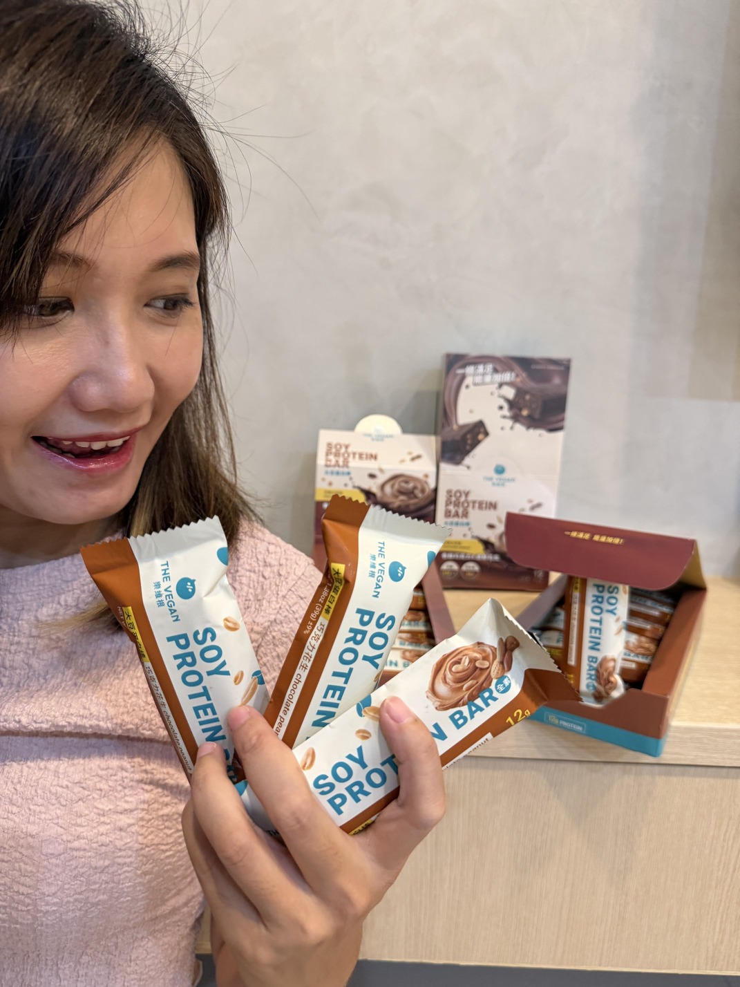｜THE VEGAN｜時尚媽咪的必備的飽足感蛋白飲開箱！媽媽們的樂維根好朋友：高纖植物優蛋白、方便營養的大豆蛋白棒、豆皮餅乾陪我每天快樂育兒